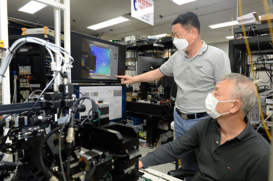 ETRI 연구진이 상온에서 동작하는 양자 프로세서 동작 장비를 이용해 양자 게이트를 연구하고 있다.  ETRI 제공